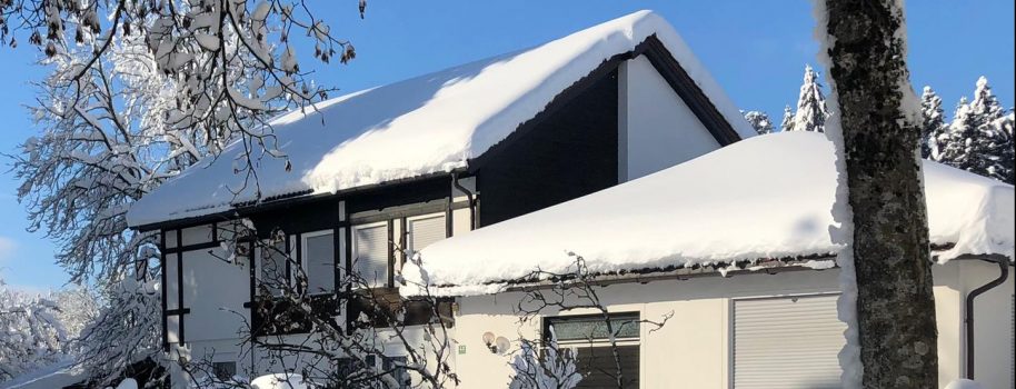 Schnee-Traum am Möglinger Haus in Grünenbach